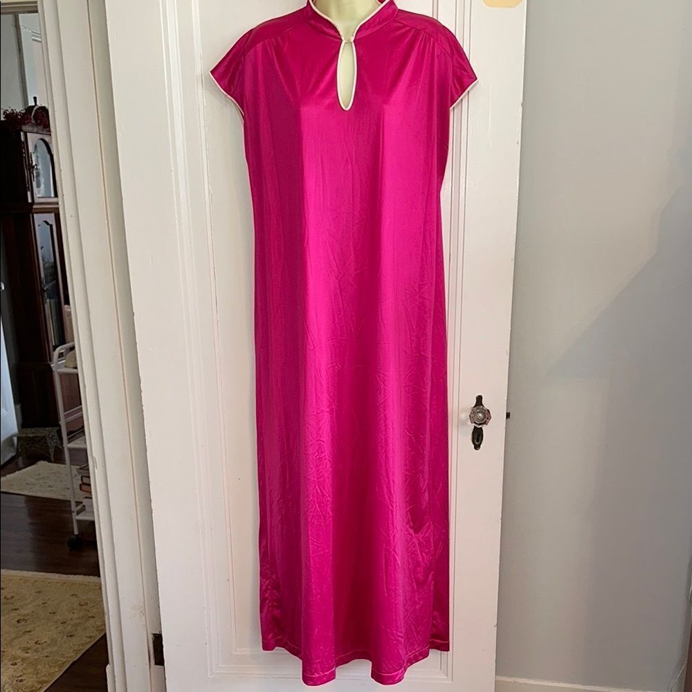 Vintage Vanity Fair Asian inspired magenta‎ pink sleeveless long nylon nightgown